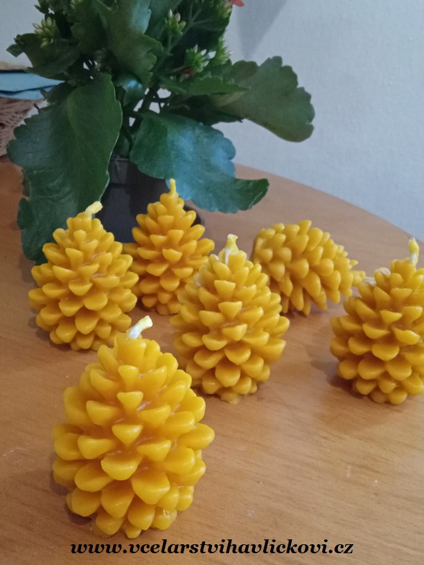 Borová šiška velká – ručně odlévaná svíčka z 100 % včelího vosku 🐝